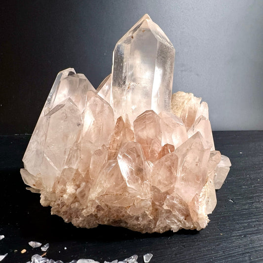 Rosa | Bergkristall | Gruppe | glasklare | Kristallspitzen | warmes | Licht | Unikat | Happy Minerals