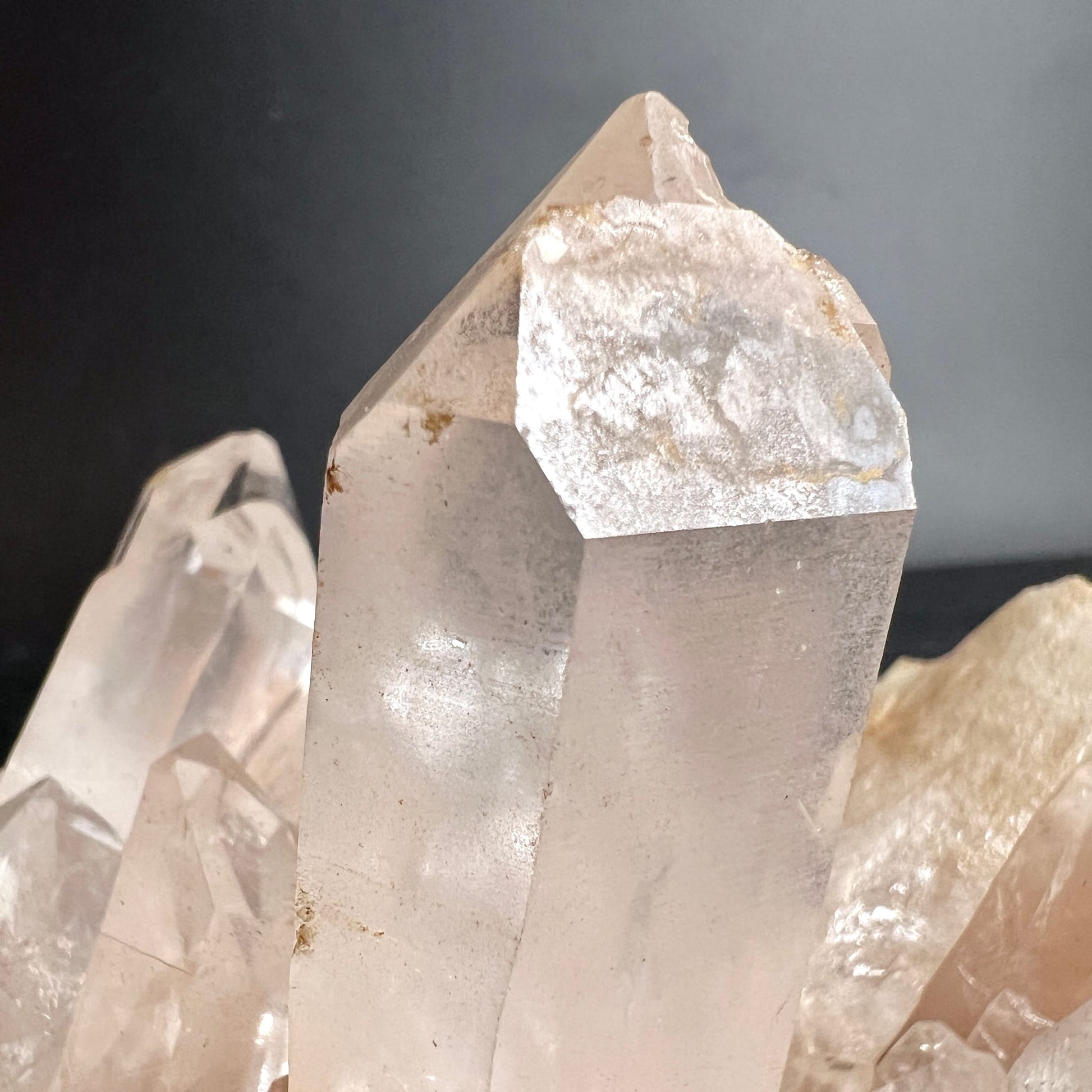 Rosa | Bergkristall | Detailaufnahme | Kristallspitze | rauer | Abbruch | glasklar | Happy Minerals