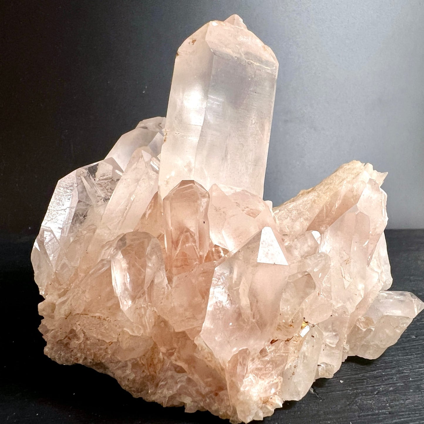 Rosa | Bergkristall | Rohstein | Frontalansicht | zartrosa | Spitzen | elegant | Madagaskar | Happy Minerals
