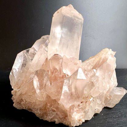 Rosa | Bergkristall | Rohstein | Frontalansicht | zartrosa | Spitzen | elegant | Madagaskar | Happy Minerals