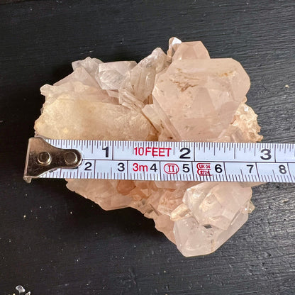 Rosa | Bergkristall | Rohstein | Größenvergleich | Maßband | 15cm | Madagaskar | Happy Minerals