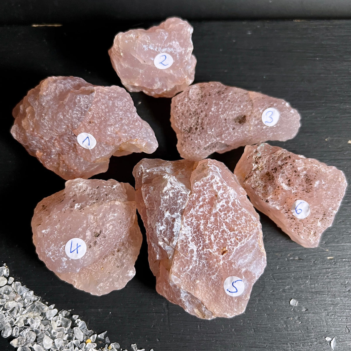 Rosa Chalcedon Rohstein Variante 1 | sechs Exemplare | zartrosa Farbspiel | Malawi | Happy Minerals