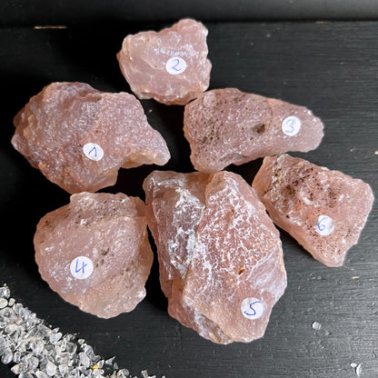 Rosa Chalcedon Rohstein Variante 1 | sechs Exemplare | zartrosa Farbspiel | Malawi | Happy Minerals