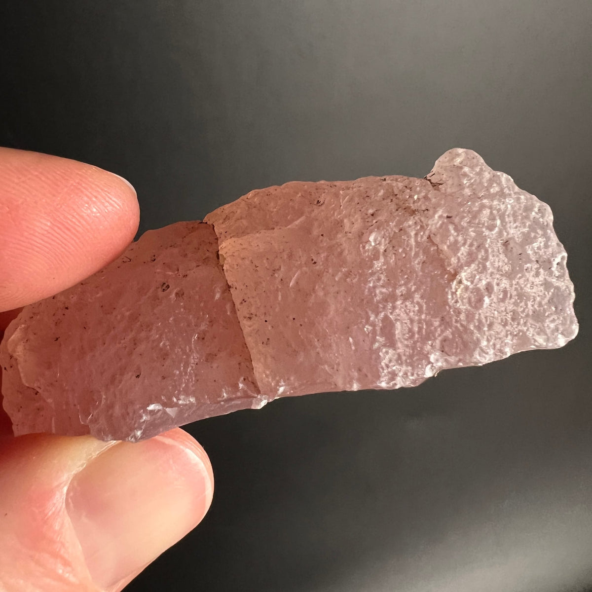 Rosa Chalcedon Rohstein Variante 10 | handgehalten | schimmernde Kanten | sanftes Rosa | Happy Minerals