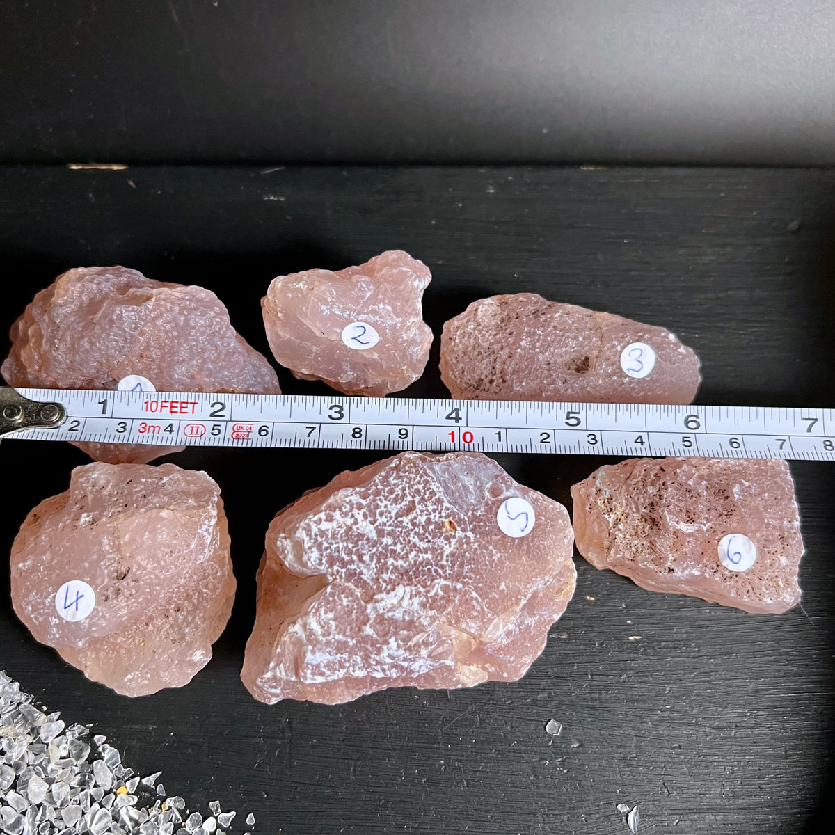Rosa Chalcedon Rohsteine Variante 2 | Größenvergleich mit Maßband | pudrige Töne | Happy Minerals