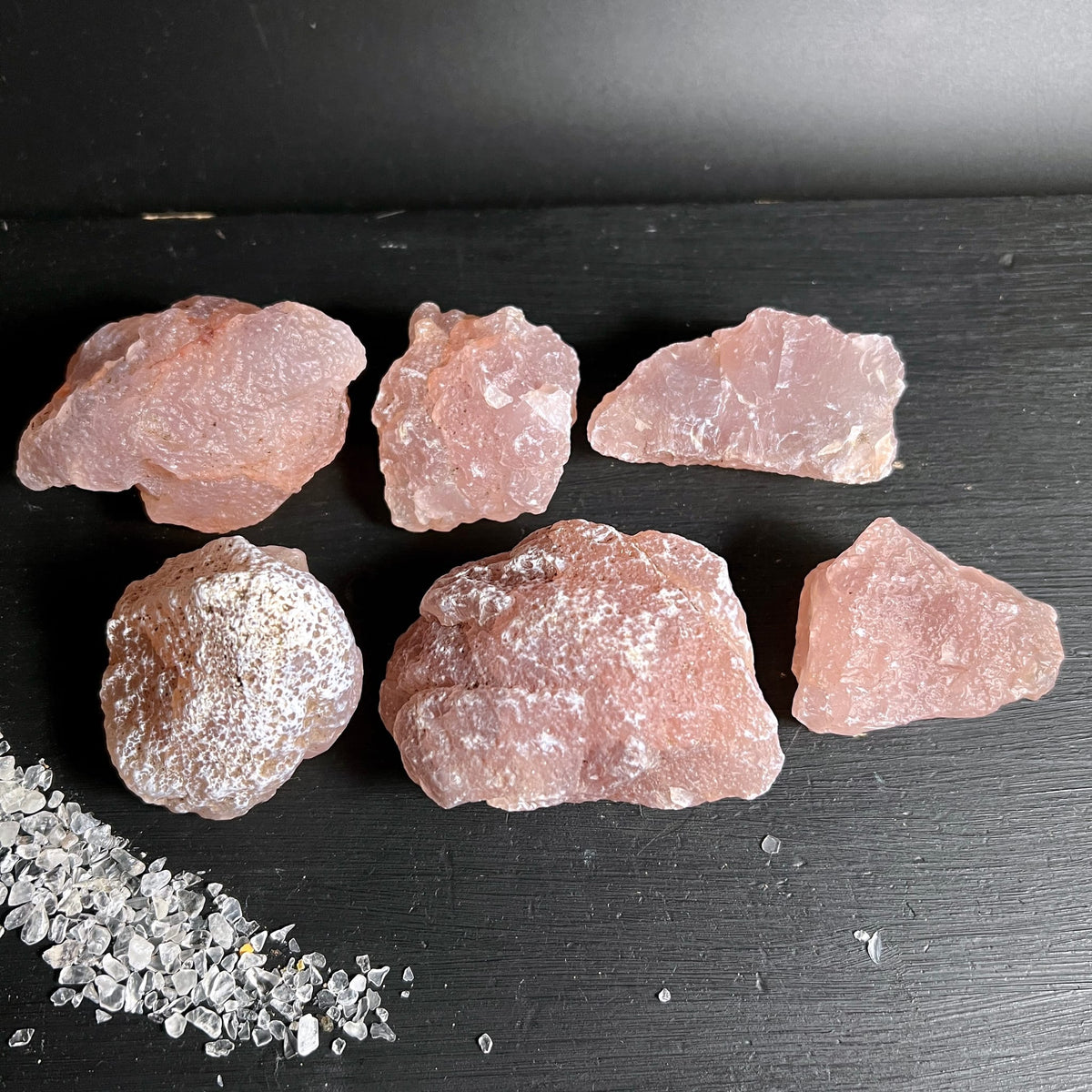 Rosa Chalcedon Rohsteine Variante 3 | sechs Unikate | glasige Kanten | weiche Rosatöne | Happy Minerals