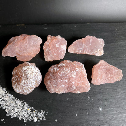 Rosa Chalcedon Rohsteine Variante 3 | sechs Unikate | glasige Kanten | weiche Rosatöne | Happy Minerals