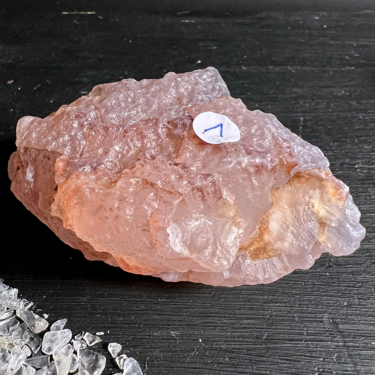 Rosa Chalcedon Rohstein Nr. 1 Variante 4 | Nahaufnahme | wellige Oberfläche | honigrosa Glanz | Happy Minerals