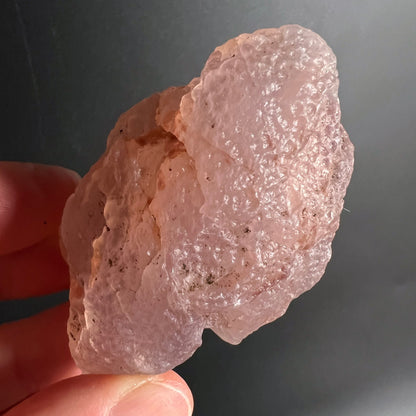 Rosa Chalcedon Rohstein Nr. 1 Variante 5 | in Hand gehalten | zarte Transparenz | Malawi-Fund | Happy Minerals