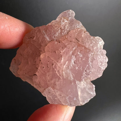 Rosa Chalcedon Rohstein Nr. 2 Variante 7 | handgehalten | lichtdurchlässige Schichten | Happy Minerals