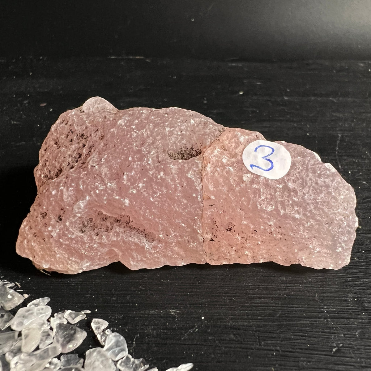 Rosa Chalcedon Rohstein Nr. 3 Variante 8 | raue Textur | warmer Rosaton | kleine Einschlüsse | Happy Minerals