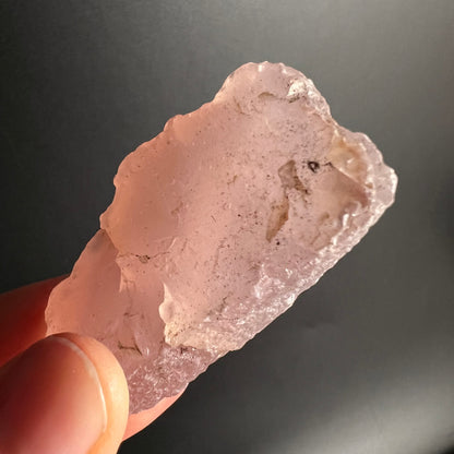 Rosa Chalcedon Rohstein Nr. 3 Variante 9 | Detailansicht in Hand | zarte Musterung | Happy Minerals