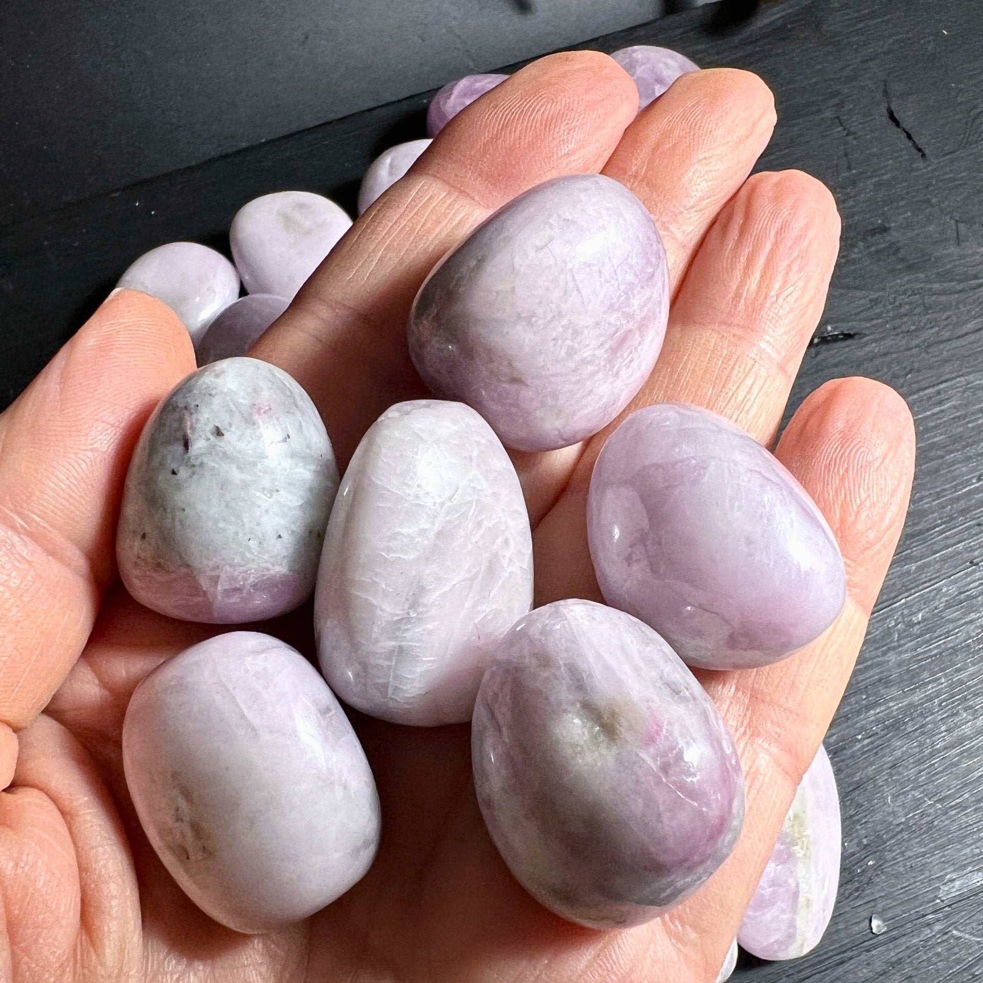 Rosa Kunzit Trommelstein 20–25mm, zartrosa Glanz im Licht | Happy Minerals