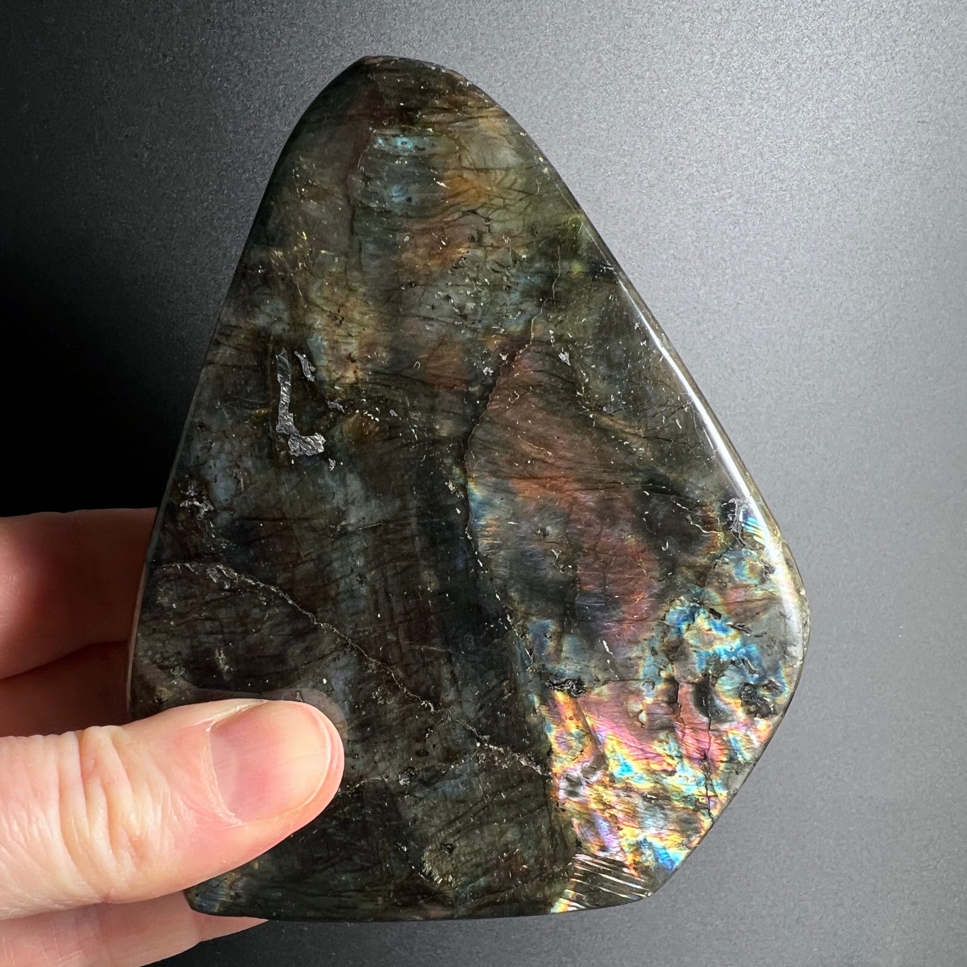Rosa Labradorit in Hand | Größenvergleich | schillernde Farbreflexe | Madagaskar Happy Minerals