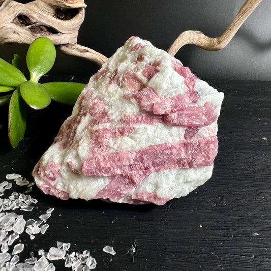 Rosa Turmalin Rohstein | Brasilien | kristalline Struktur | weiße Albit Matrix | Happy Minerals Heilstein