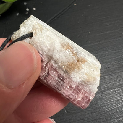 Rosa Turmalin roh in weisser Matrix, pinke Streifen-Zonen, körnig-schuppige Oberfläche, zylindrisch mit schwarzem Band | Happy Minerals