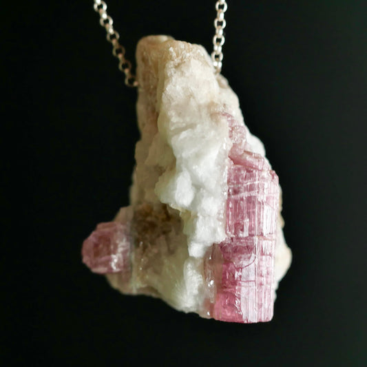 Roher Anhaenger mit cremig-weisser Matrix und pinken Turmalin-Kristallstreifen, kantige Form | Happy Minerals