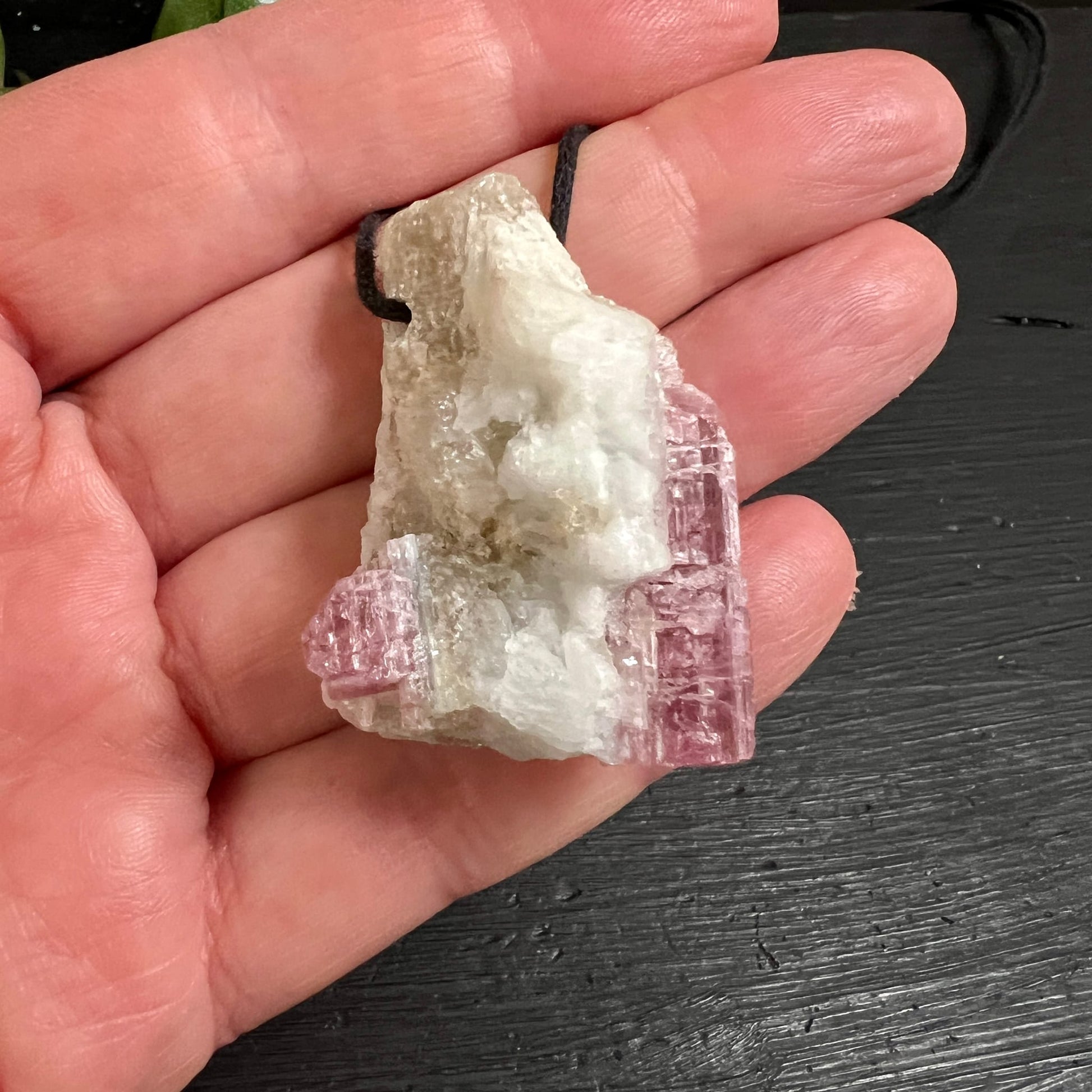 Rosa Turmalin roh in weisser Albit-Matrix, prismatische Kristallstufe mit Längsrillen, hellviolett-pink, gebohrt | Happy Minerals