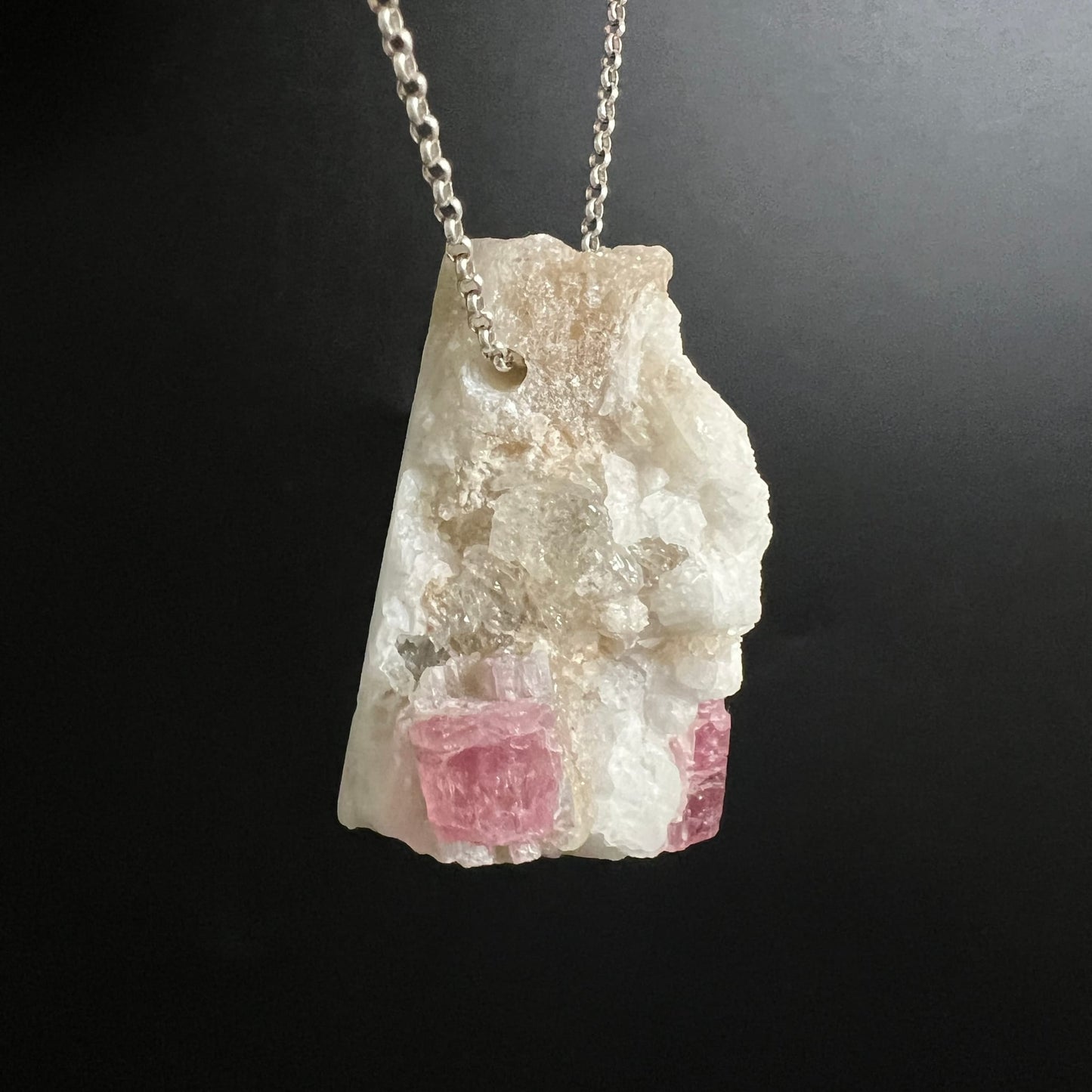 Roher Turmalin-Anhänger: rosa-rote Kristallblöcke in cremig-weisser Feldspatmatrix, trapezförmig, gebohrt | Happy Minerals