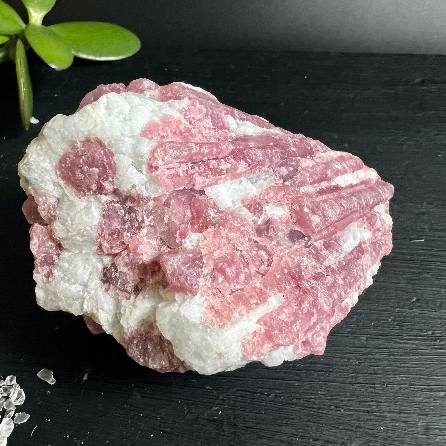 Rosa Turmalin Dekostein | schimmernde Oberfläche | Albit Begleitmineralien | edle Rosatöne | Happy Minerals