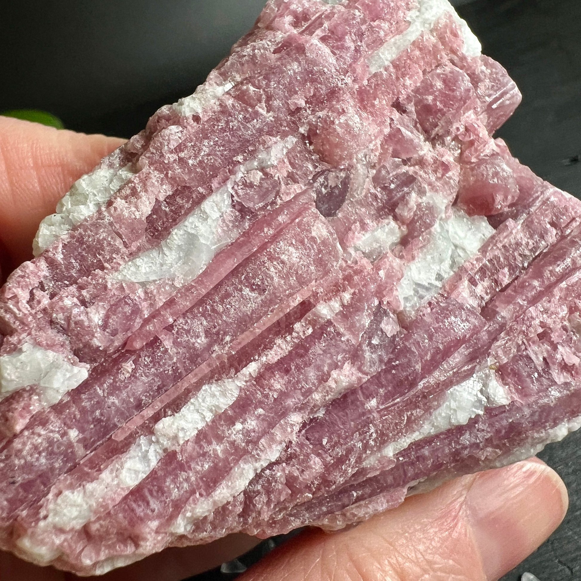 Rosa Turmalin Handschmeichler | intensive Rosatöne | Albit Verwachsung | Heilkristall Brasilien | Happy Minerals
