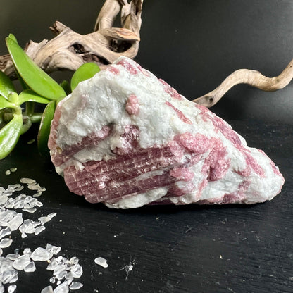 Rosa Turmalin Kristall | durchscheinende Farbnuancen | natürliche Formation | Albit Einschlüsse | Happy Minerals
