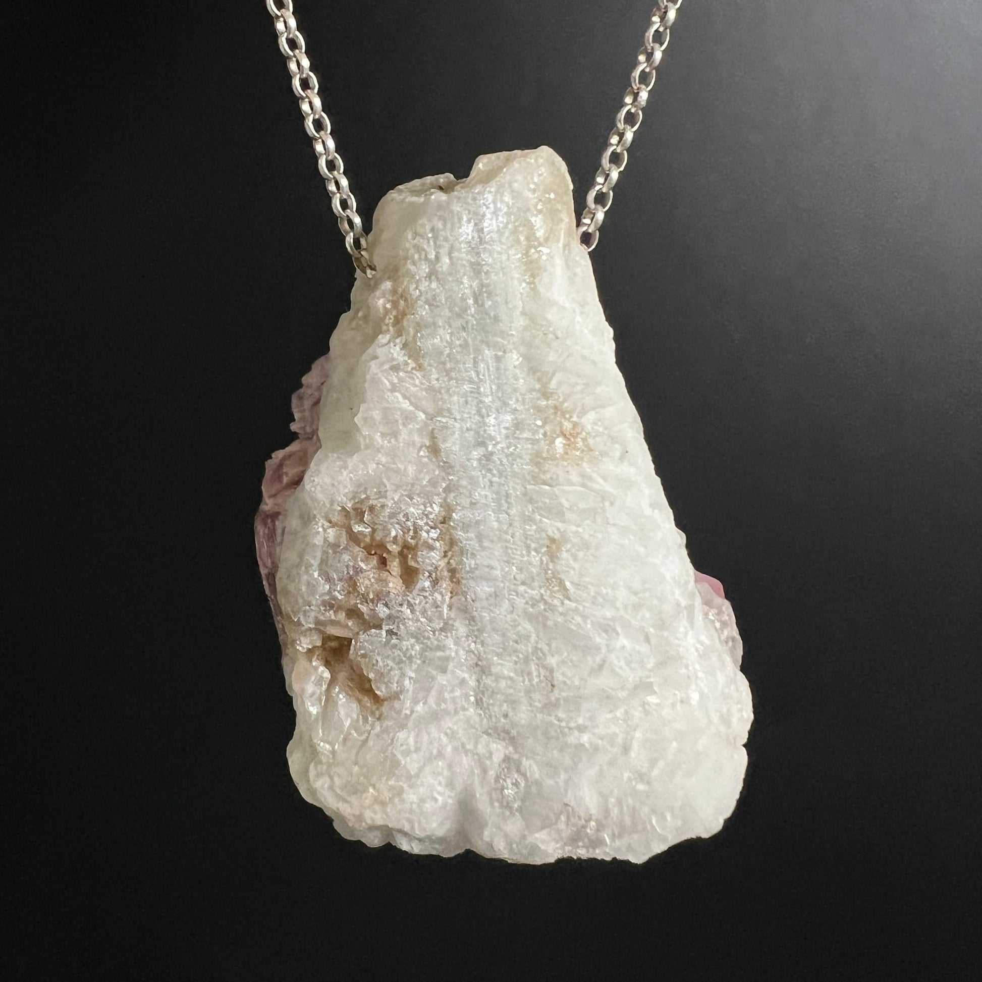 Roher Turmalin-Anhänger: cremig-weisser Feldspat mit rosa-violetten Rubellit-Kristallen seitlich, unregelmässige Tropfenform | Happy Minerals