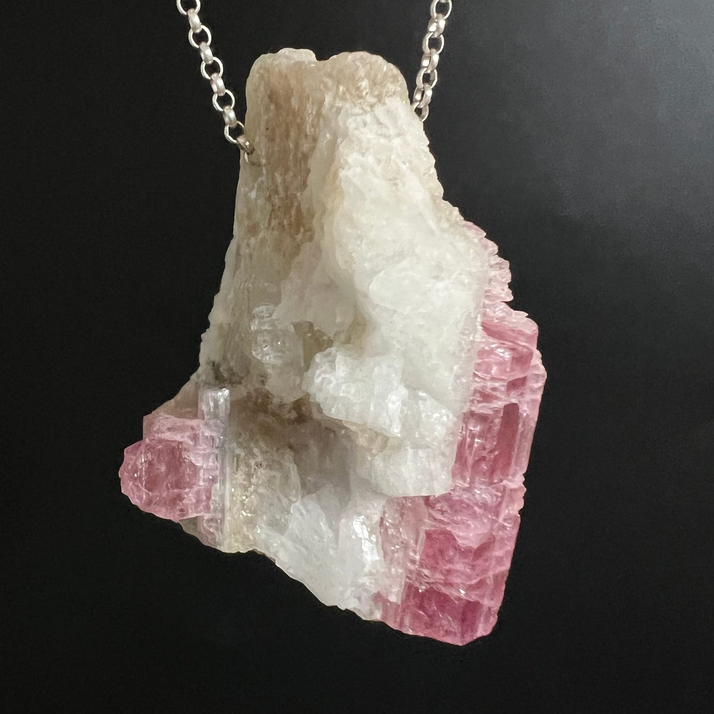 Roher Turmalin-Anhänger: pink-rote Kristallsäulen in weiss-cremiger Feldspatmatrix, unregelmässige Rohform | Happy Minerals