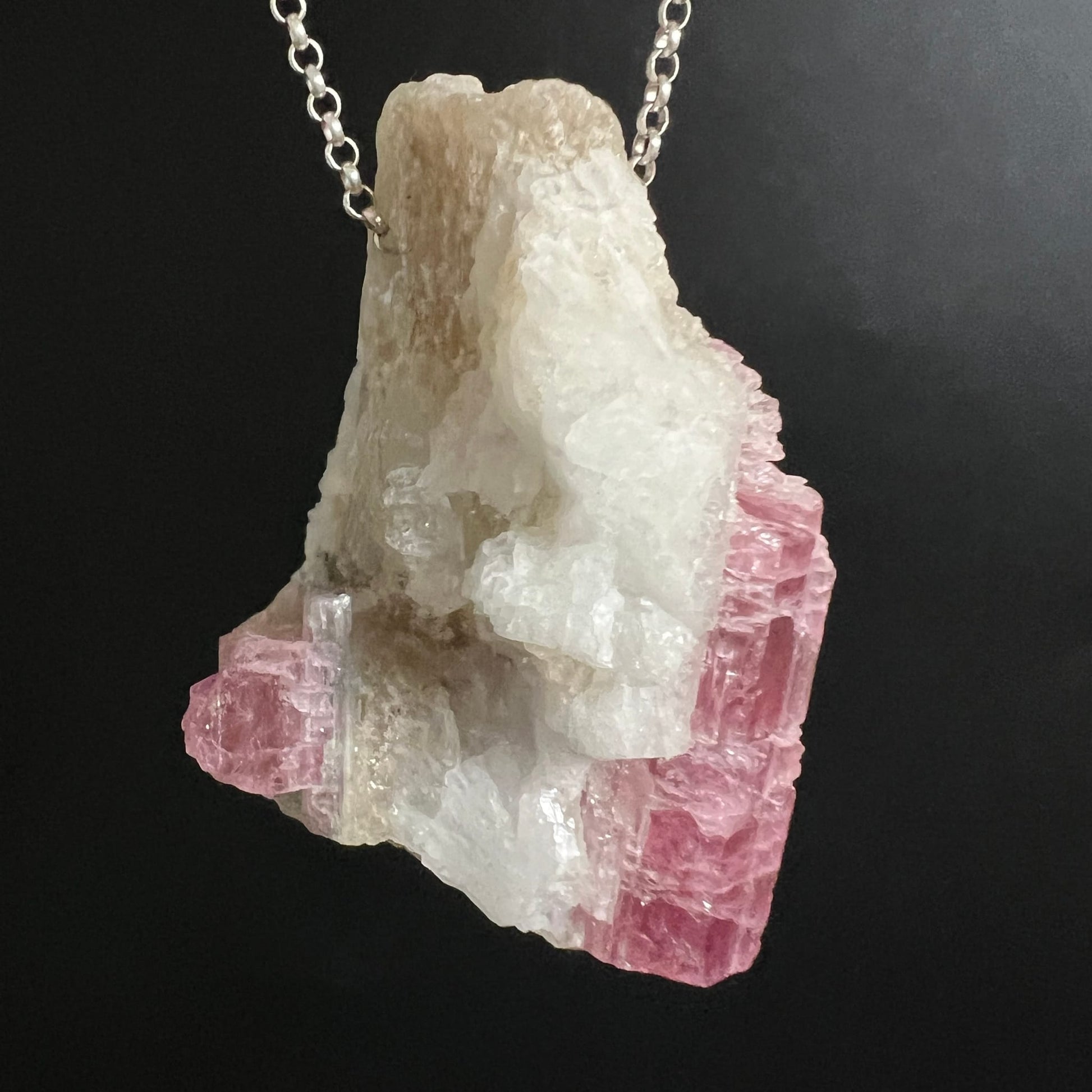 Roher Turmalin-Anhänger: pink-rote Kristallsäulen in weiss-cremiger Feldspatmatrix, unregelmässige Rohform | Happy Minerals