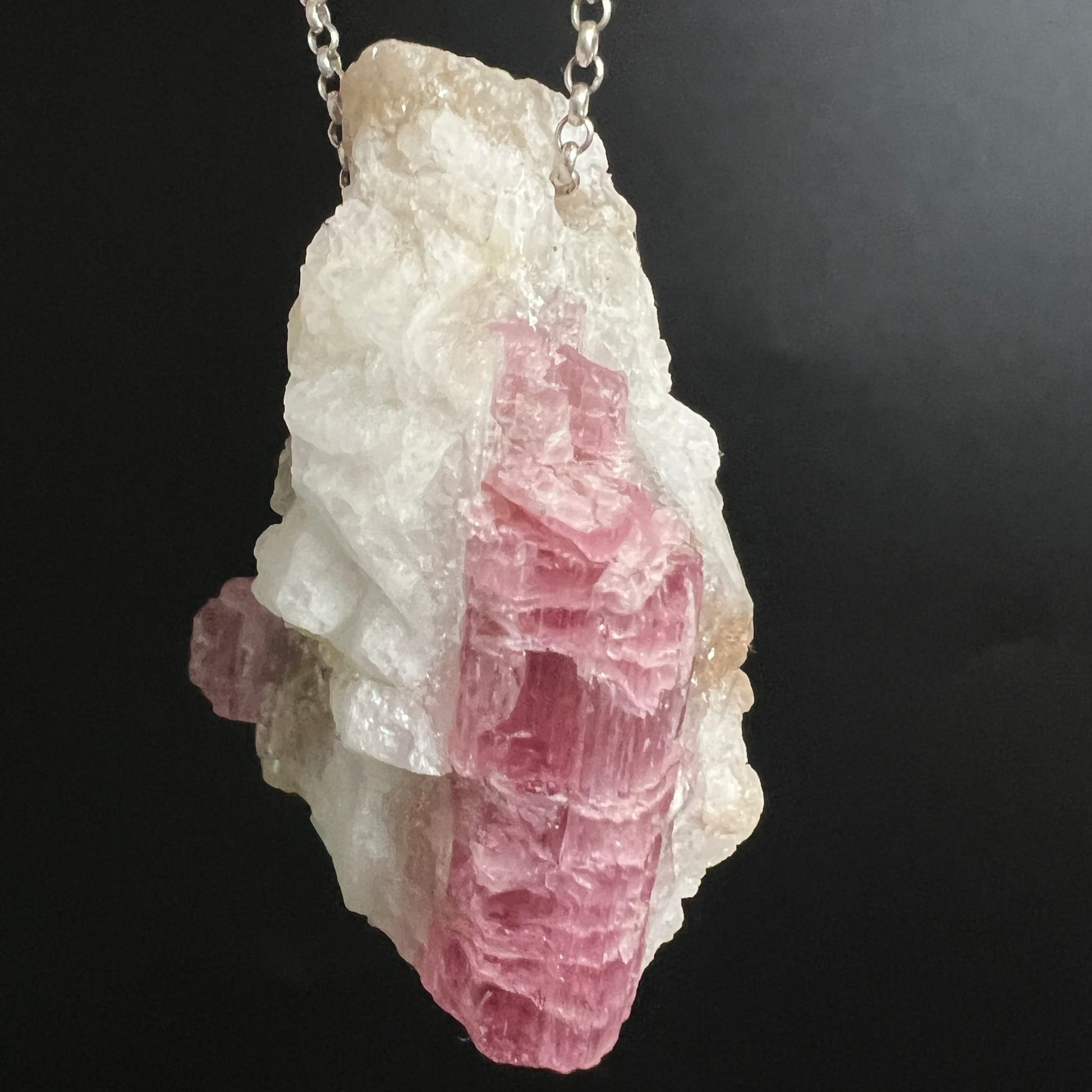 Rosa Turmalin Rohkristall in weisser Albit-Matrix, tiefrosa Prismenstruktur mit vertikaler Streifung, rautenförmig | Happy Minerals