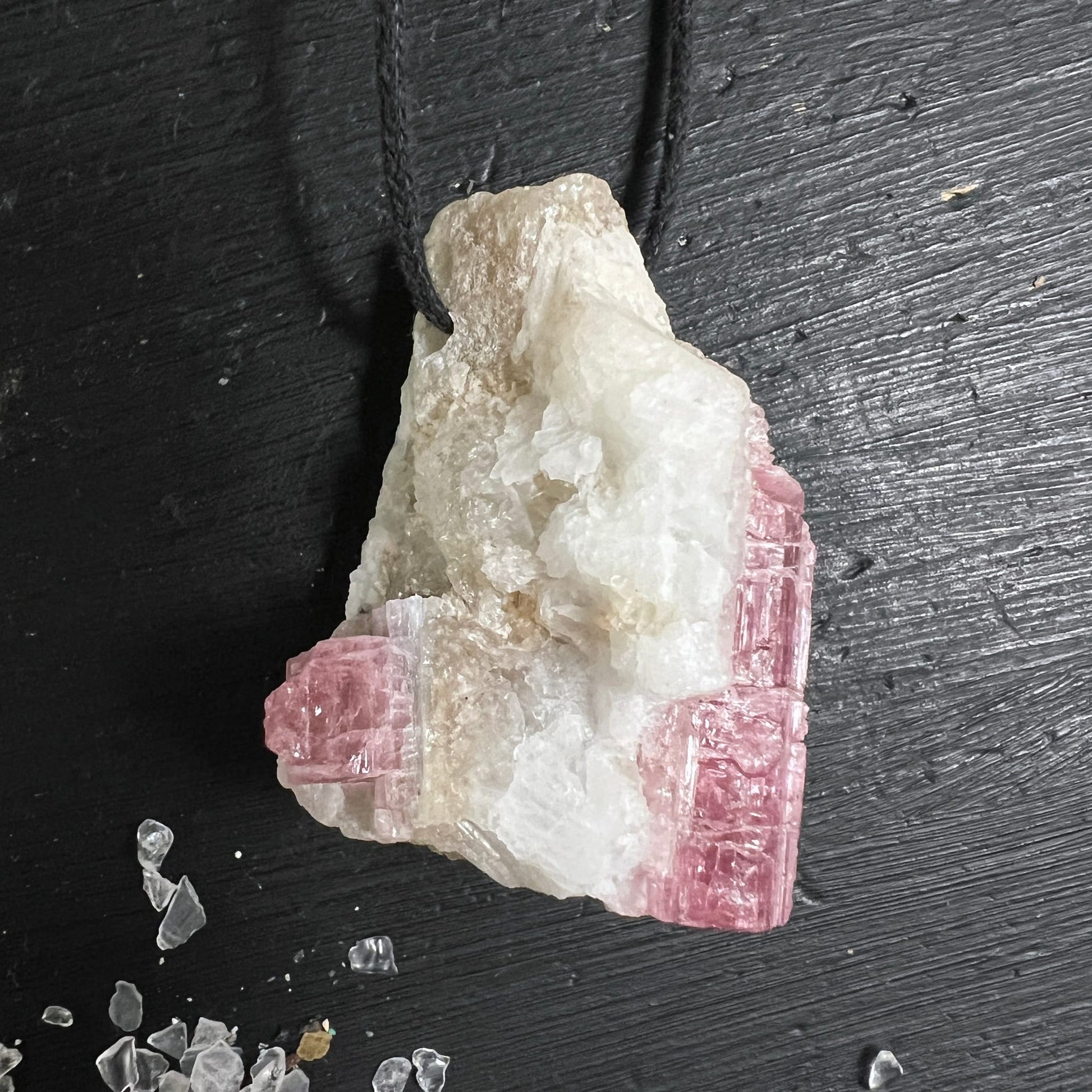 Rosa Turmalin roh mit weisser Albit-Matrix, prismatische Rubellit-Kristalle mit Streifenstruktur, unregelmässige Form | Happy Minerals