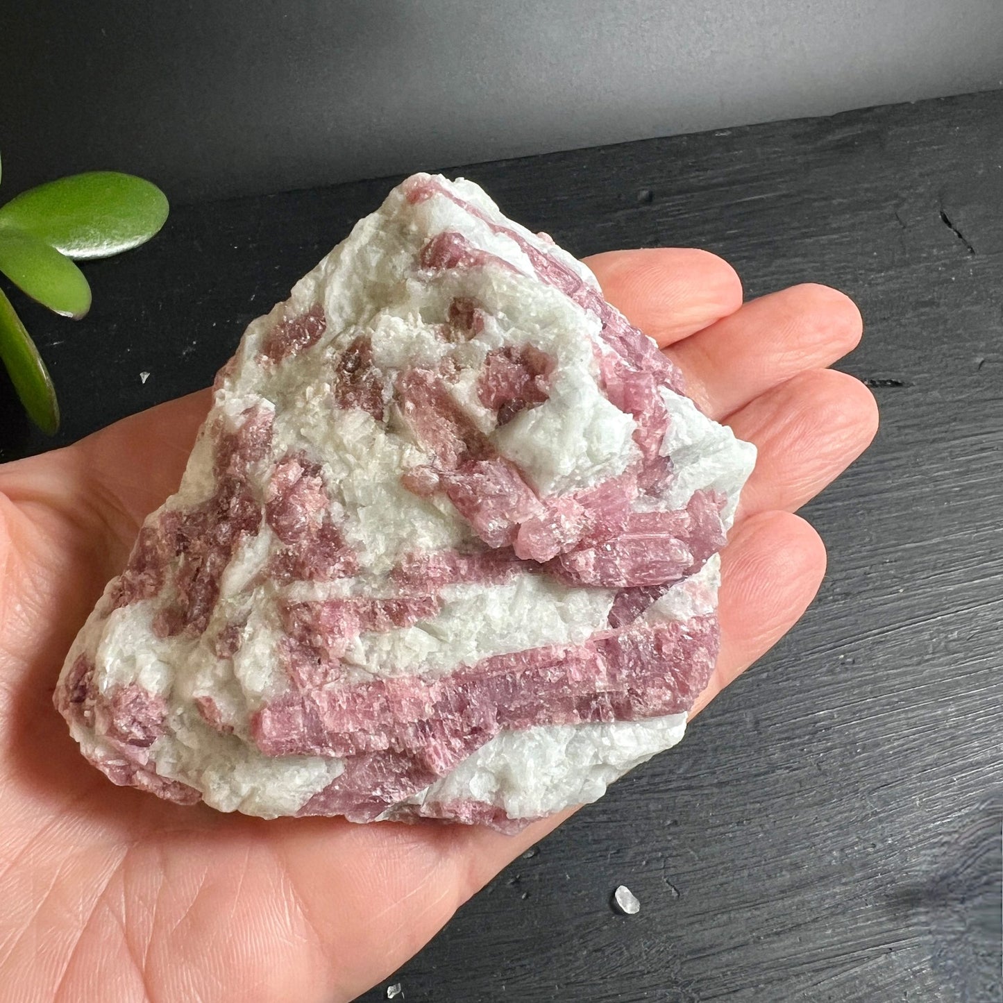 Rosa Turmalin Sammlerstück | zarte Pastellfarben | natürliche Risse | Mineraliensammlung | Happy Minerals Shop