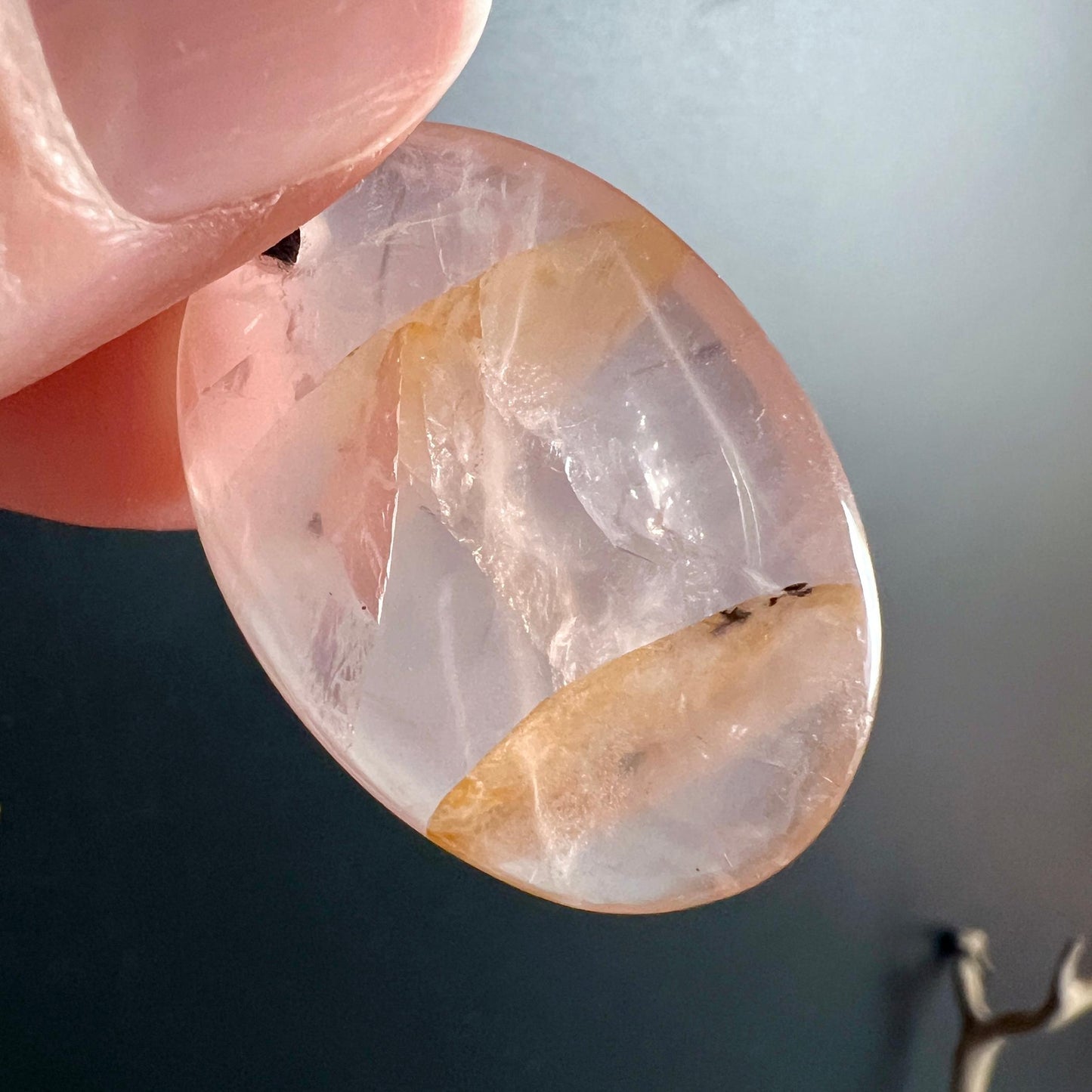 Rosenquarz Anhänger mit seltenen schwarzen Dendriten-Einschlüssen