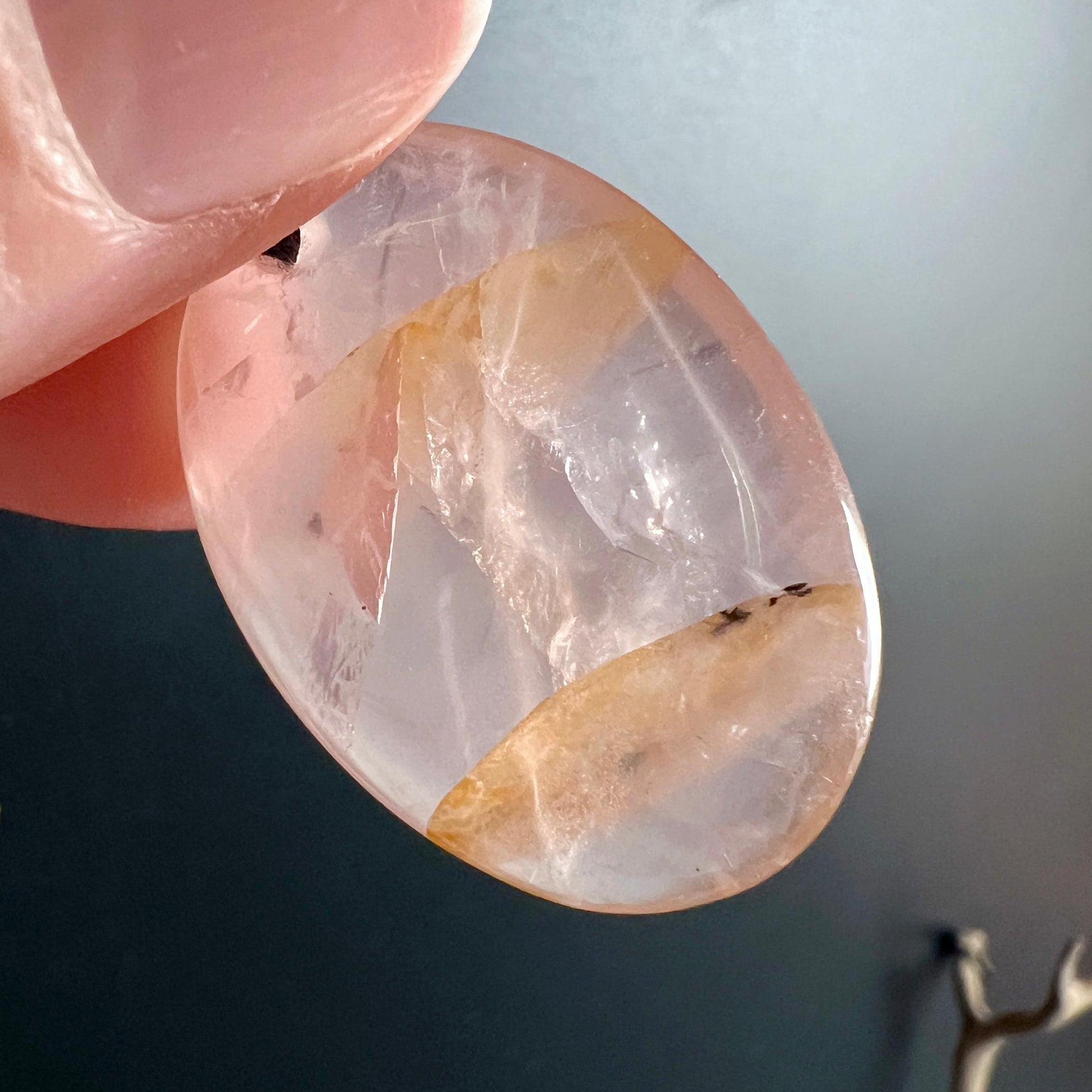 Rosenquarz Anhänger mit seltenen schwarzen Dendriten-Einschlüssen