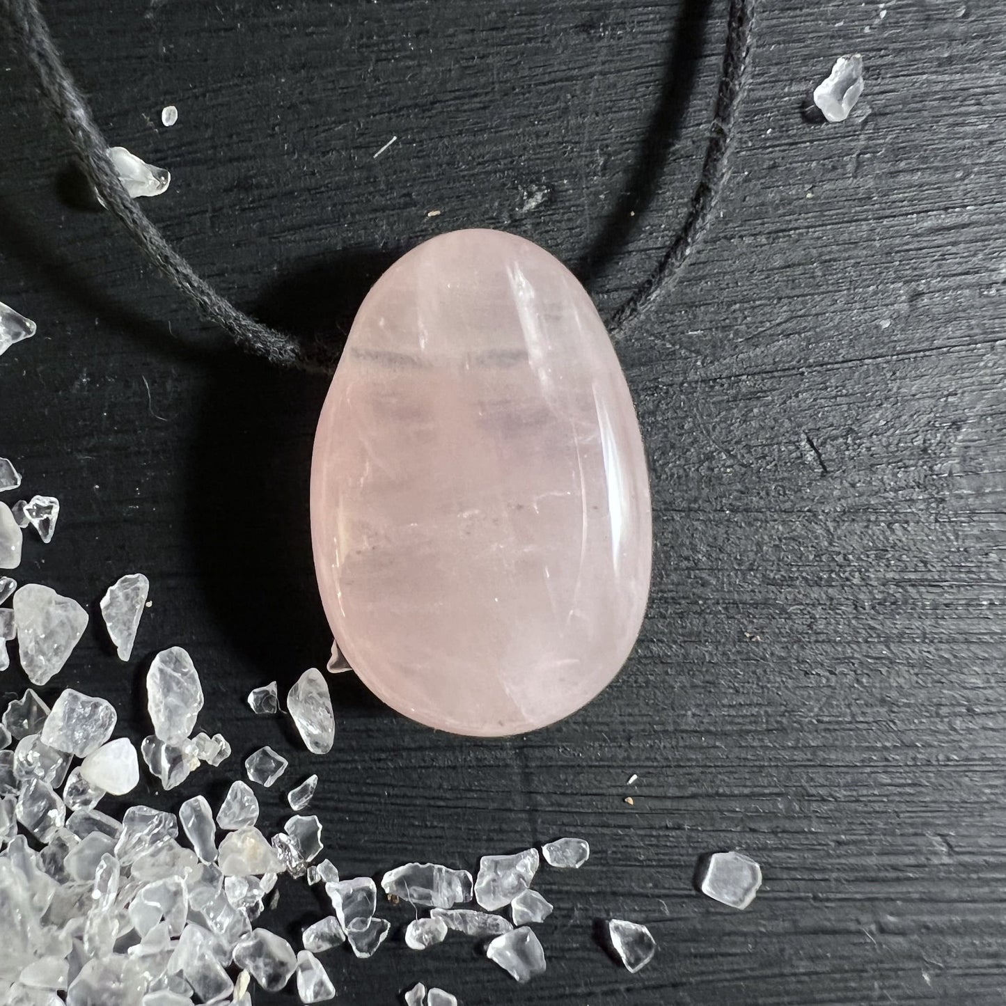 Rosenquarz Anhänger gebohrt mit schwarzem Band