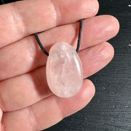 Rosenquarz Anhänger Groessenvergleich 28mm