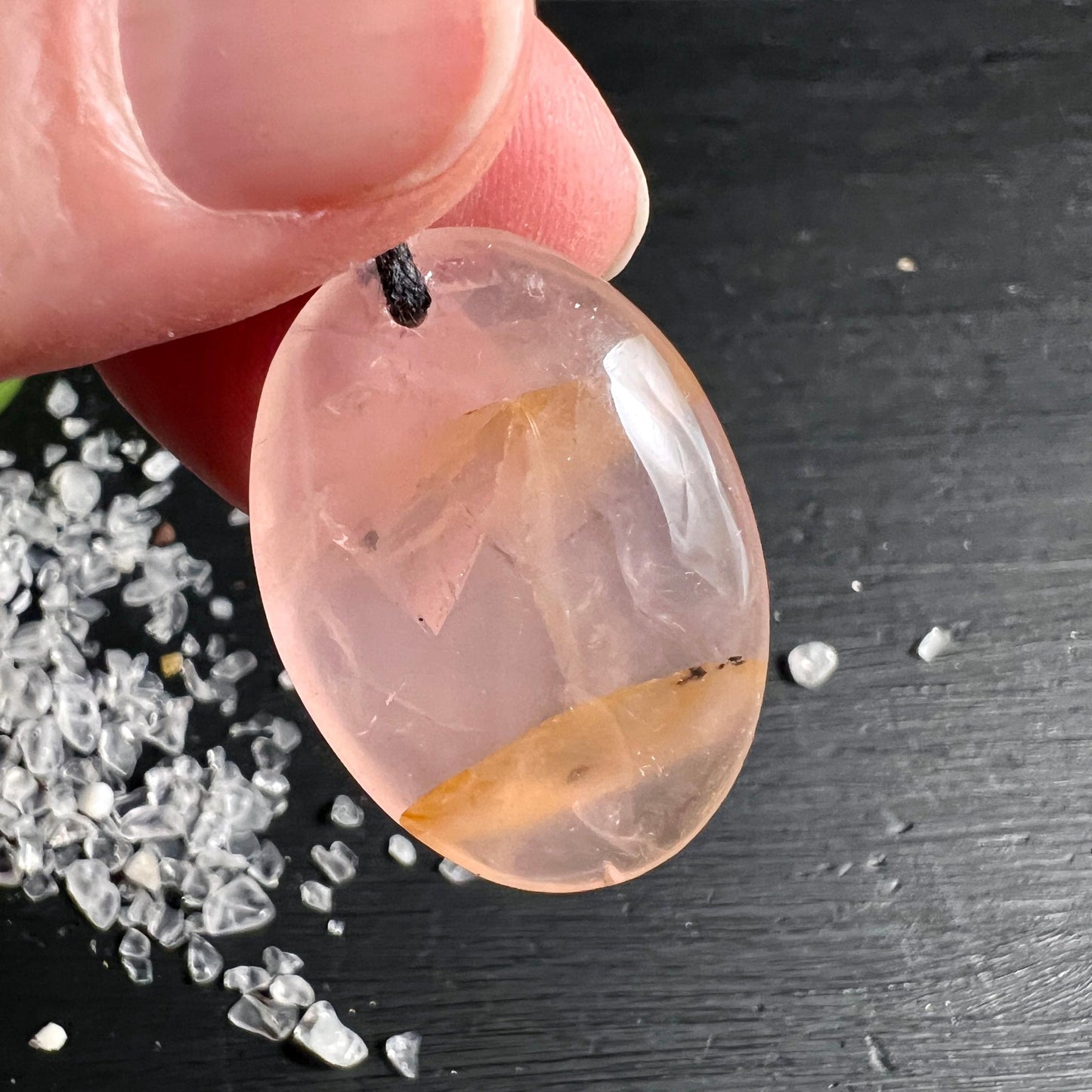 Rosenquarz Anhänger Rückseite mit sichtbaren Limonit-Bändern und Dendriten