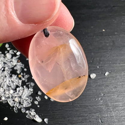 Rosenquarz Anhänger Rückseite mit sichtbaren Limonit-Bändern und Dendriten