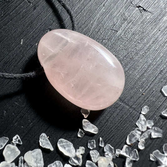 Rosenquarz Anhänger Nahaufnahme zartrosa Schimmer