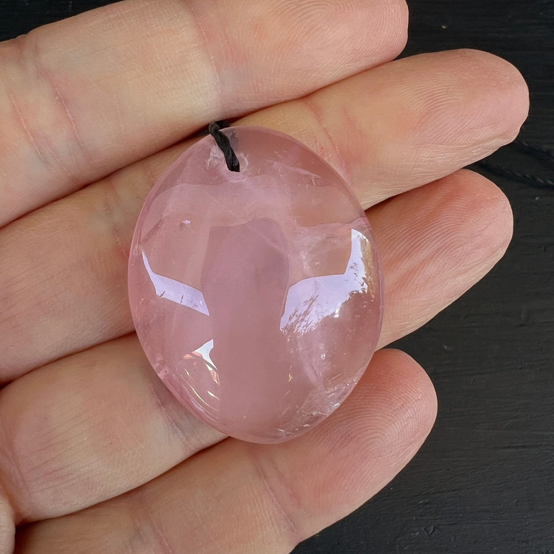 Rosenquarz Anhänger oval, zartrosa-transluzent mit weißen Lichtreflexen und goldbraunen Limonit-Einschlüssen, poliert | Happy Minerals