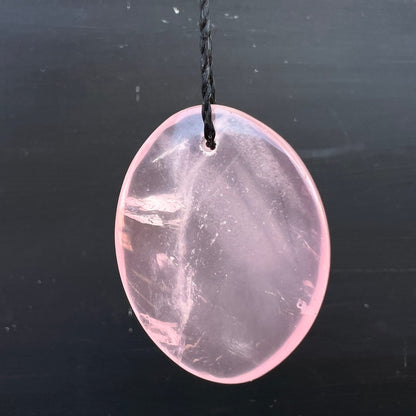 Rosenquarz Anhänger oval, zartrosa mit milchig-weissen Schlieren und Limonit-Einschlüssen, poliert, Kordel | Happy Minerals