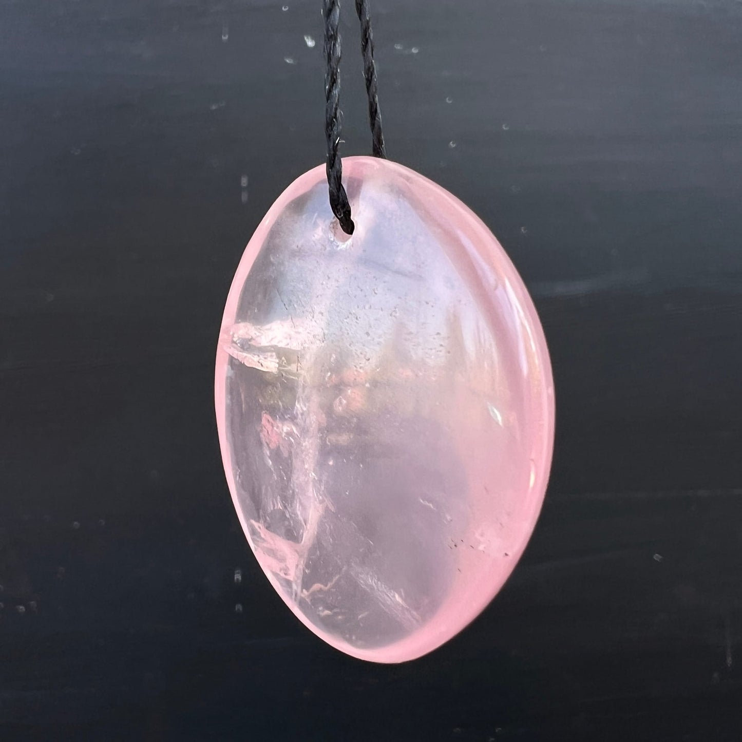 Rosenquarz Anhänger oval, zartrosa mit weisslichem Schimmer, Limonit-Einschlüsse, innere Risse, poliert | Happy Minerals