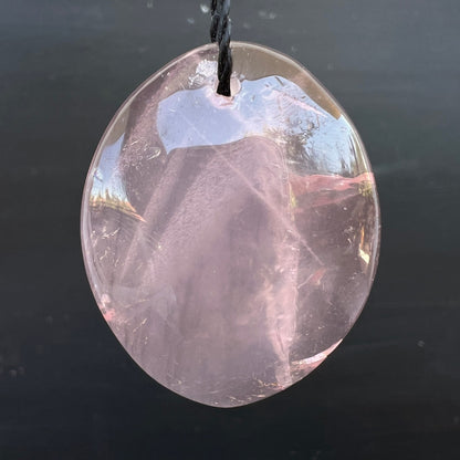 Rosenquarz Anhänger oval, zartrosa-transparent mit goldbraunen Limonit-Schlieren und inneren Reflexionen, poliert | Happy Minerals