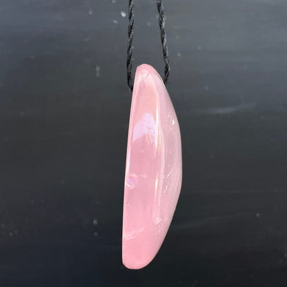 Rosenquarz Anhänger oval, zartrosa poliert, leicht konkav, schimmernder Lichtreflex, schwarze Kordel | Happy Minerals