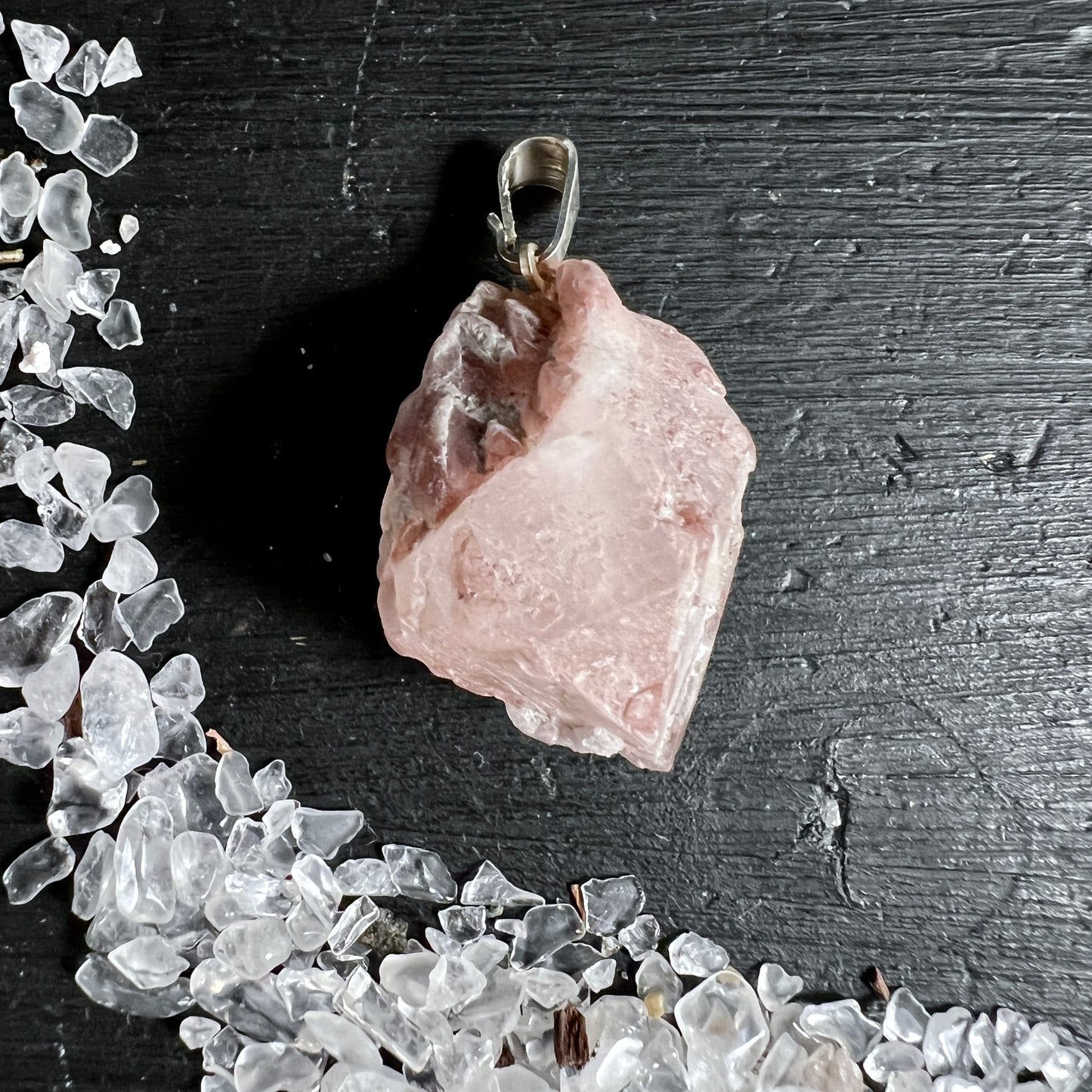 Roher Rosenquarz Anhänger in zartem Rosa mit rauer, unpolierter Oberfläche und silberner Öse | Happy Minerals