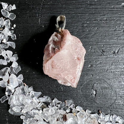 Roher Rosenquarz Anhänger in zartem Rosa mit rauer, unpolierter Oberfläche und silberner Öse | Happy Minerals