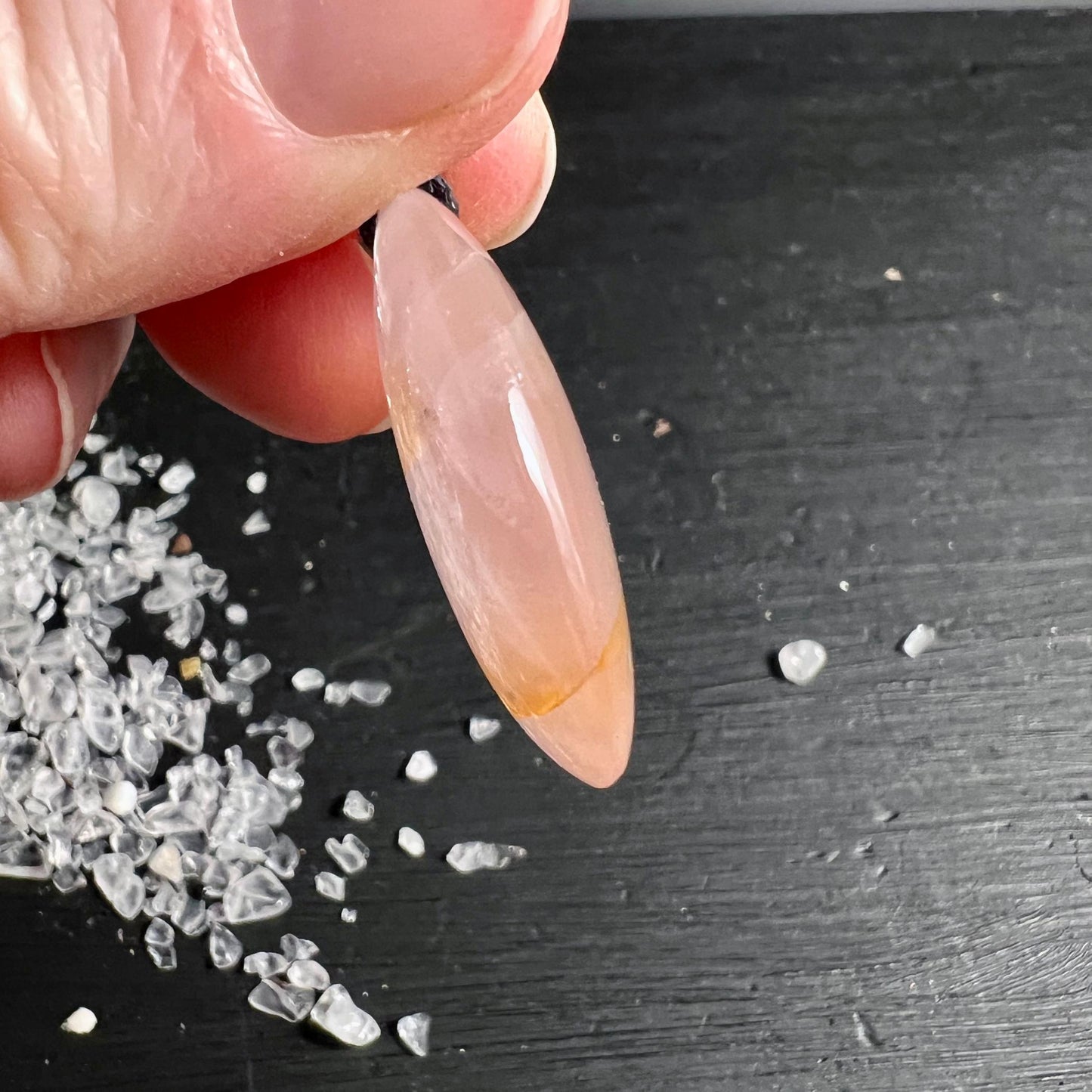 Natürlicher Rosenquarz Anhänger Seitenansicht zeigt flaches Profil 9mm