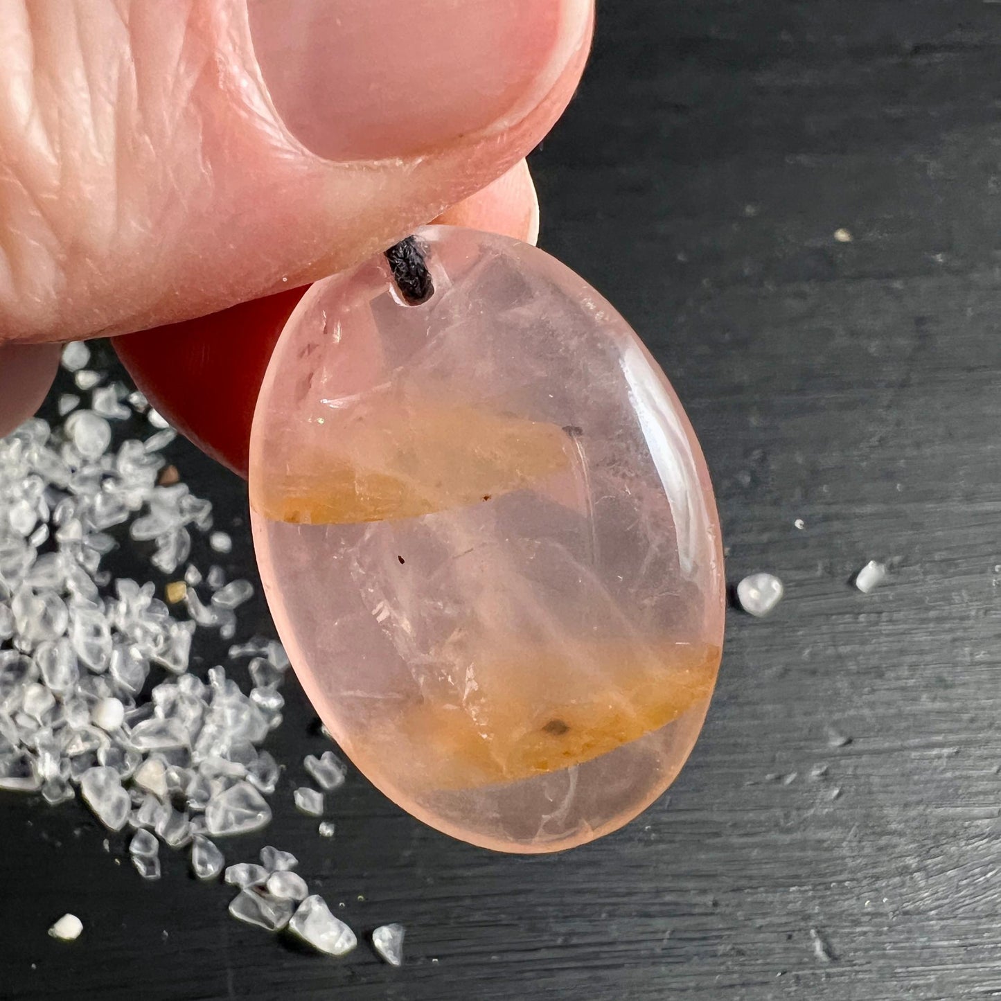 Rosenquarz Anhänger 33mm in der Hand zeigt hohe Transparenz