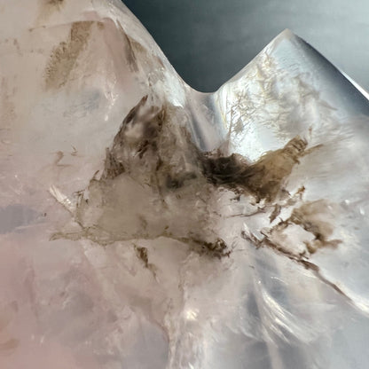 Rosenquarz Blatt | Detailansicht Mitte | dendritische Einschlüsse | zartrosa | Madagaskar | Happy Minerals