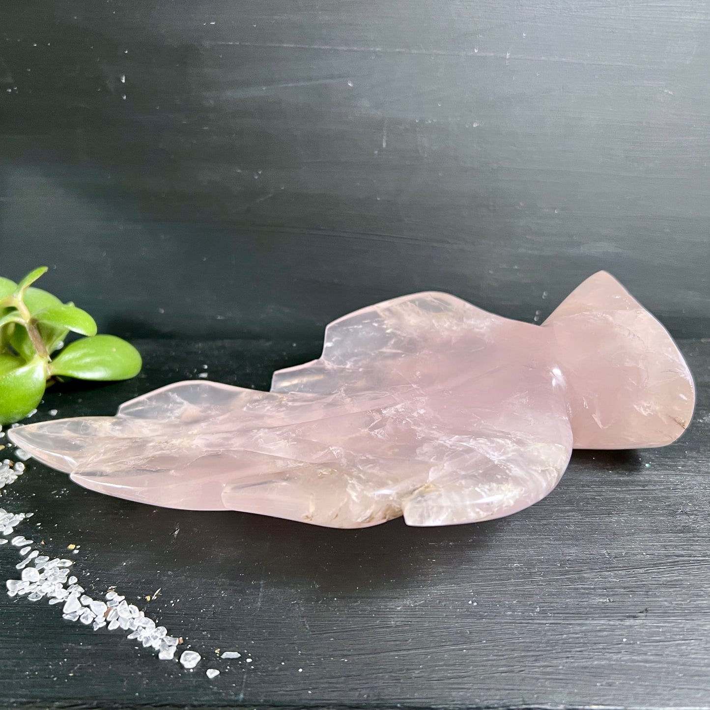 Rosenquarz Blatt als Schale | liegend | milchig-rosa | flache Unterseite | Madagaskar | Happy Minerals
